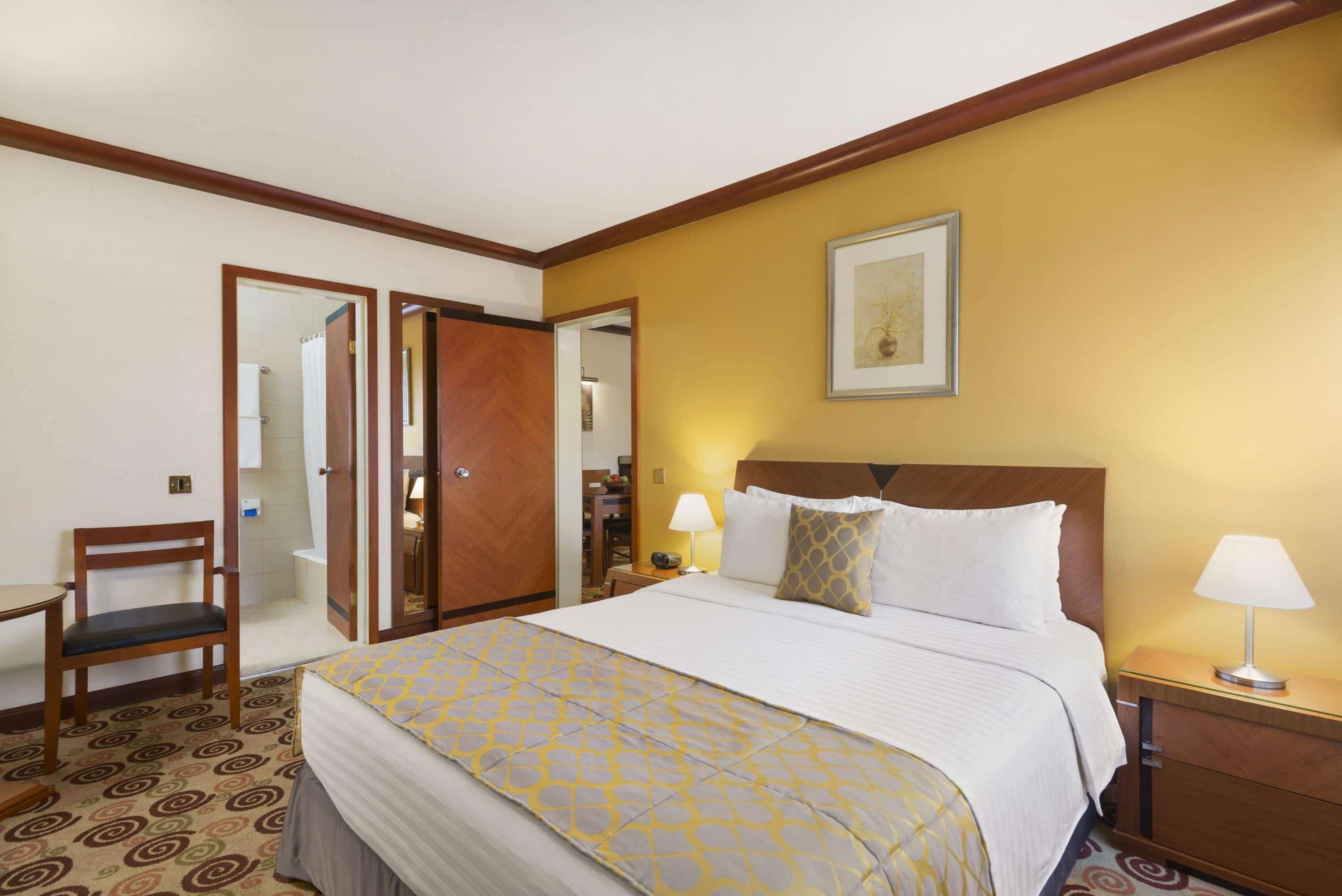Hotel Ramada By Wyndham Bahrain Manama Exterior foto