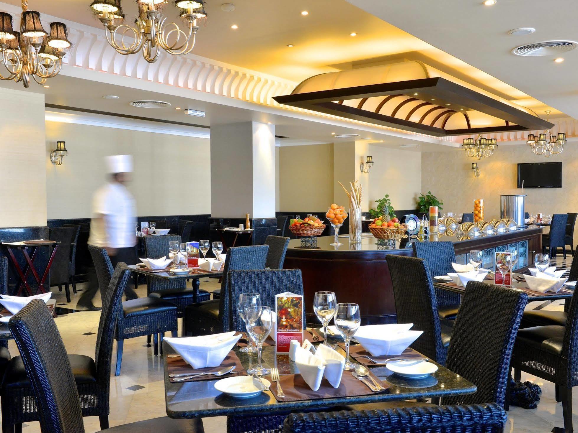 Hotel Ramada By Wyndham Bahrain Manama Exterior foto