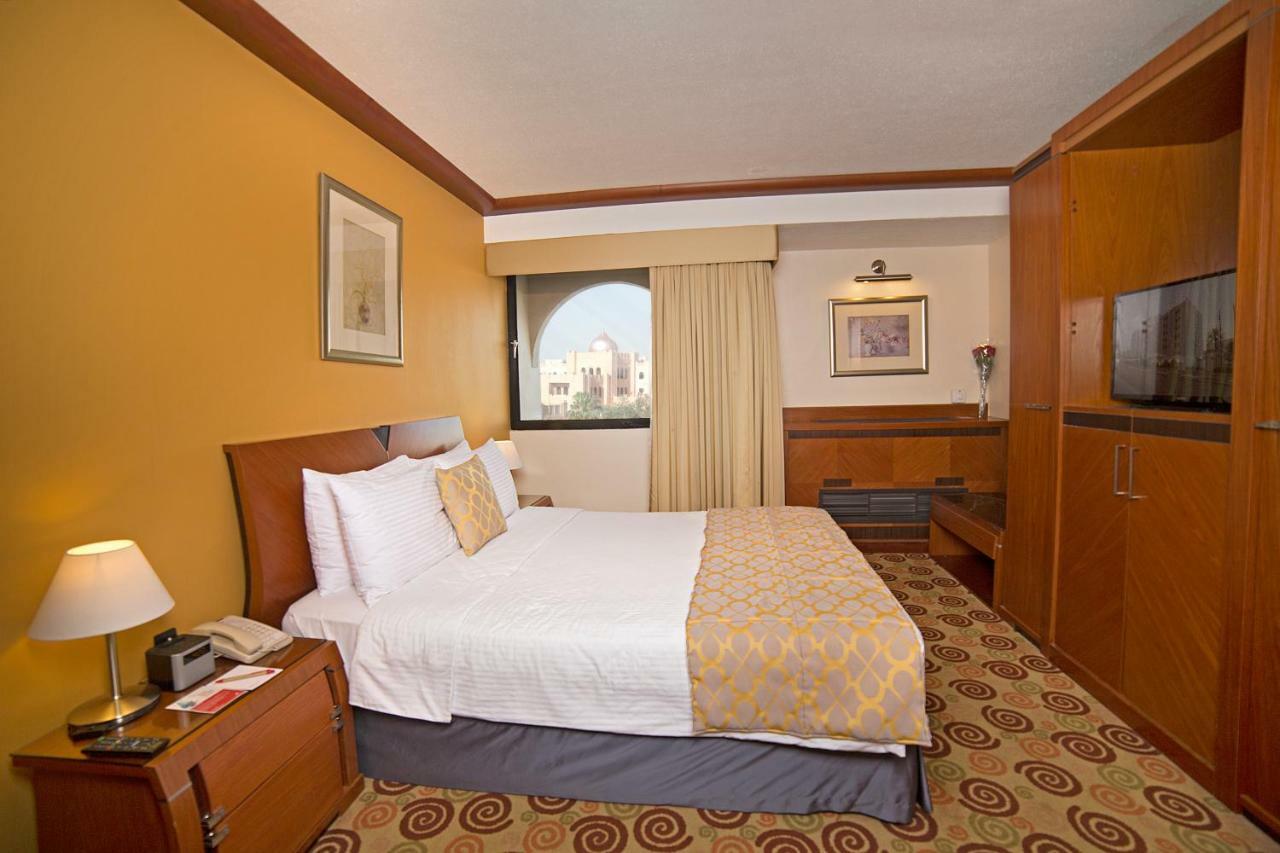 Hotel Ramada By Wyndham Bahrain Manama Exterior foto